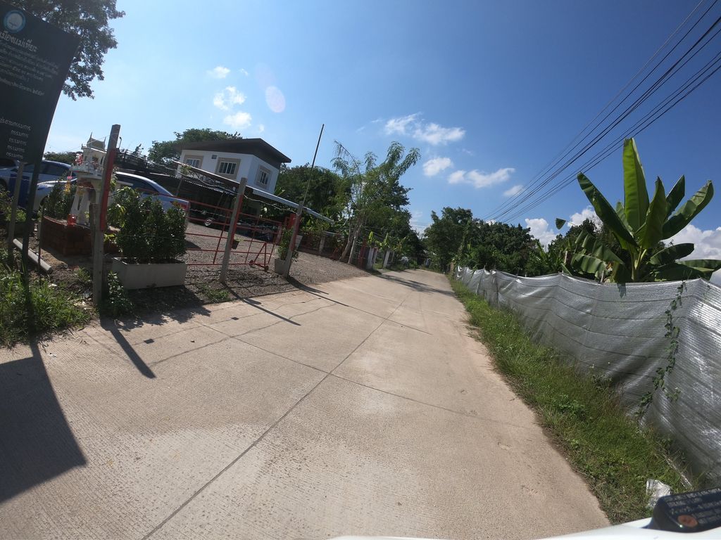 ภาพถนนตรงที่ Pordee Kormeesuk ตั้งอยู่ ถ่ายโดย chanuwath_grab พ.ศ. 2562 (2019) · A street-level view of where Pordee Kormeesuk stands, by chanuwath_grab in 2562 (2019)