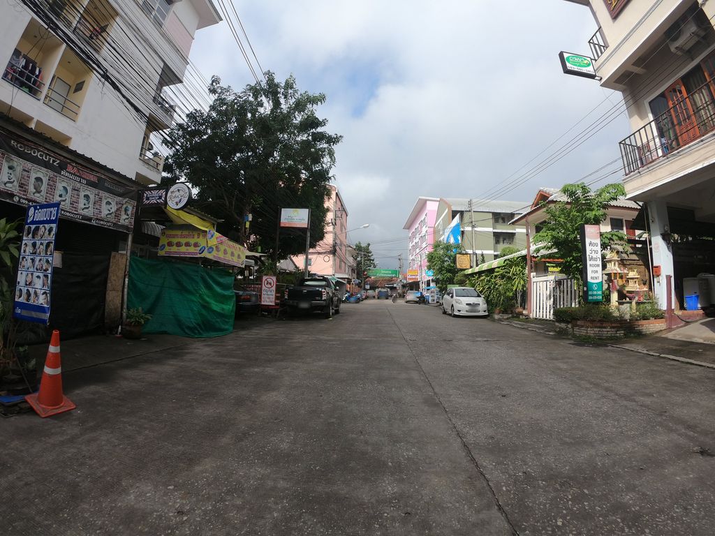ภาพถนนตรงที่ Frame haircut CNX ตั้งอยู่ ถ่ายโดย chanuwath_grab พ.ศ. 2562 (2019) · A street-level view of where Frame haircut CNX stands, by chanuwath_grab in 2562 (2019)