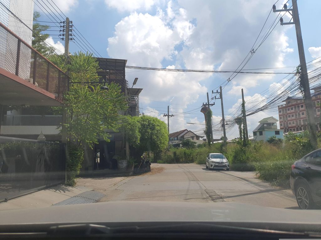 ภาพถนนตรงที่ Klangka13al House&Gallery ตั้งอยู่ ถ่ายโดย jrcarlsen พ.ศ. 2566 (2023) · A street-level view of where Klangka13al House&Gallery stands, by jrcarlsen in 2566 (2023)