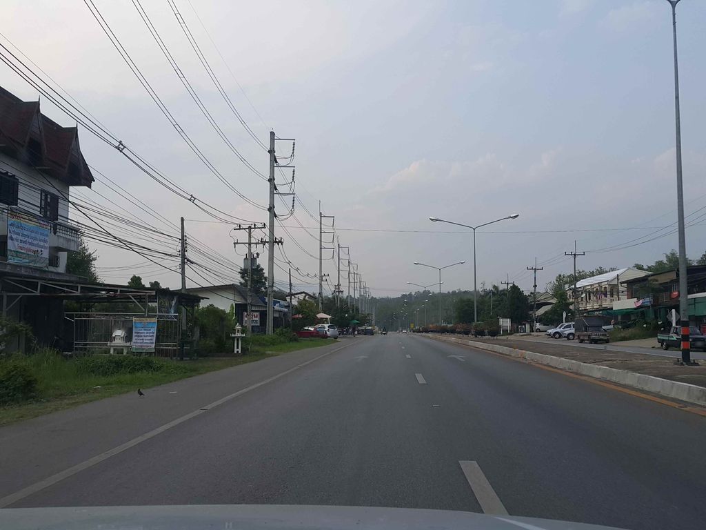 ภาพถนนตรงที่ ร้านจ๊าดลำ ตั้งอยู่ ถ่ายโดย jrcarlsen พ.ศ. 2558 (2015) · A street-level view of where ร้านจ๊าดลำ · Ran Chatlam stands, by jrcarlsen in 2558 (2015)