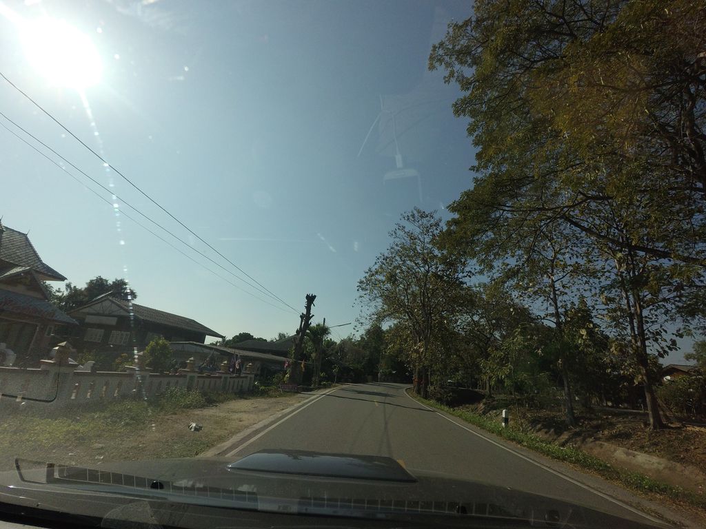ภาพถนนตรงที่ กระเบื้องหลังคาล้านนาลีลาวดี Leelawadee rooftiles ตั้งอยู่ ถ่ายโดย mishari พ.ศ. 2559 (2016) · A street-level view of where กระเบื้องหลังคาล้านนาลีลาวดี Leelawadee rooftiles stands, by mishari in 2559 (2016)