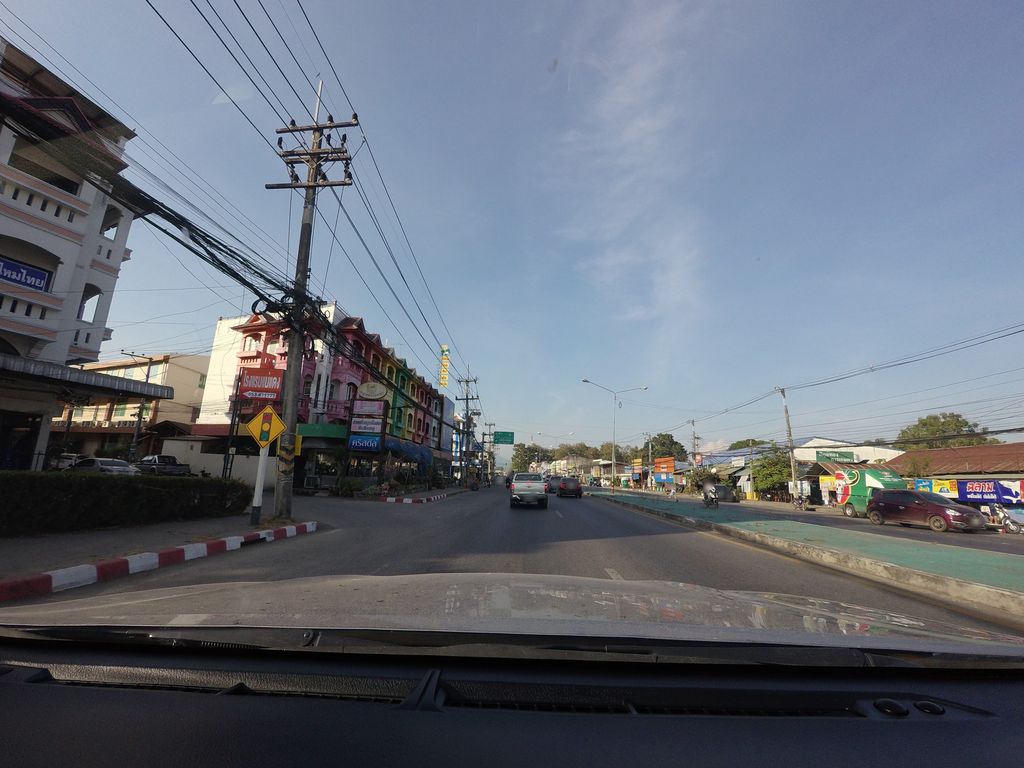 ภาพถนนตรงที่ ร้านไหมไทย ตั้งอยู่ ถ่ายโดย mishari พ.ศ. 2563 (2020) · A street-level view of where ร้านไหมไทย · Ran Mai Thai stands, by mishari in 2563 (2020)