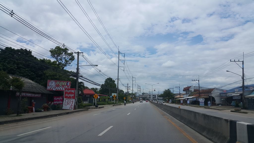 ภาพถนนตรงที่ พีทีแม่แตง ตั้งอยู่ ถ่ายโดย jrcarlsen พ.ศ. 2560 (2017) · A street-level view of where พีทีแม่แตง · PT Mae Taeng stands, by jrcarlsen in 2560 (2017)