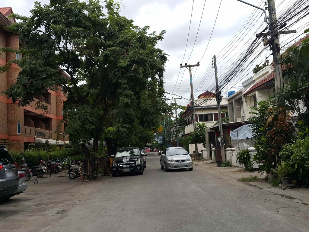 ภาพถนนตรงที่ Equalize Ink Tattoo ตั้งอยู่ ถ่ายโดย jrcarlsen พ.ศ. 2558 (2015) · A street-level view of where Equalize Ink Tattoo stands, by jrcarlsen in 2558 (2015)