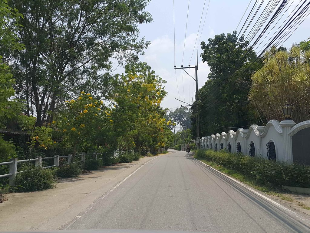 ภาพถนนตรงที่ Eden Thai ตั้งอยู่ ถ่ายโดย jrcarlsen พ.ศ. 2558 (2015) · A street-level view of where Eden Thai stands, by jrcarlsen in 2558 (2015)