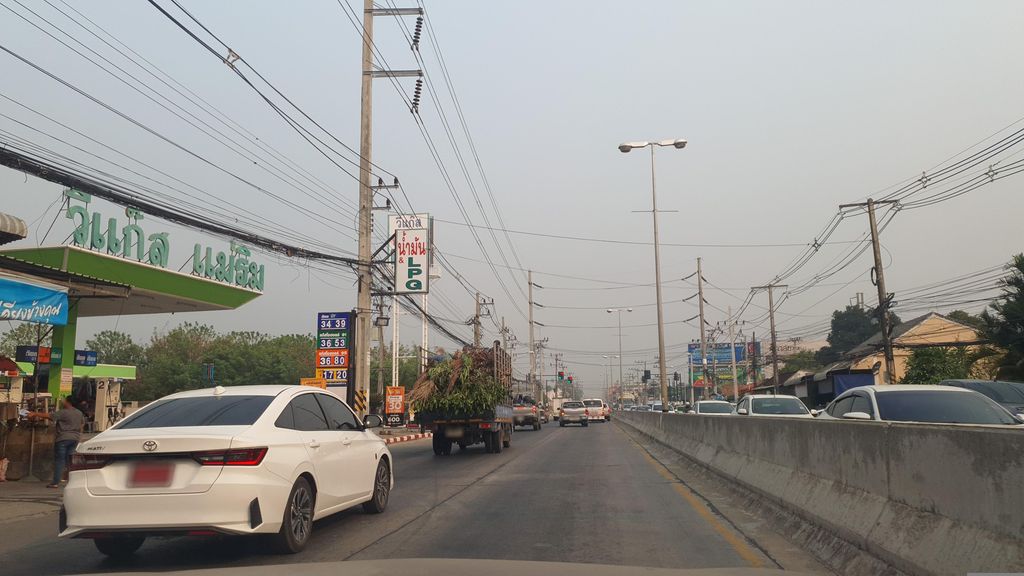 ภาพถนนตรงที่ จริงใจการแว่น ตั้งอยู่ ถ่ายโดย jrcarlsen พ.ศ. 2566 (2023) · A street-level view of where จริงใจการแว่น · Charingchai Kanwaen stands, by jrcarlsen in 2566 (2023)