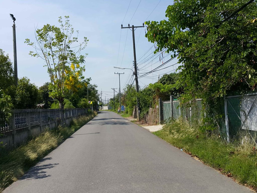 ภาพถนนตรงที่ พิซซ่า ใน สวน ตั้งอยู่ ถ่ายโดย jrcarlsen พ.ศ. 2558 (2015) · A street-level view of where พิซซ่า ใน สวน · Pizza Nai Suan stands, by jrcarlsen in 2558 (2015)