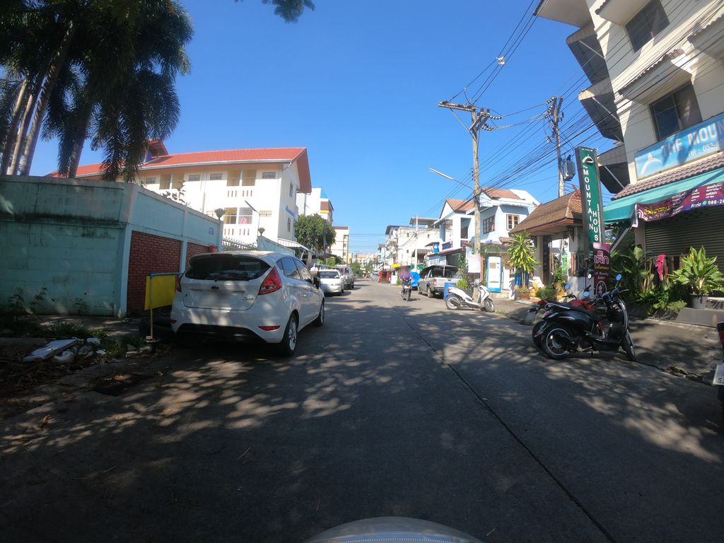 ภาพถนนตรงที่ รุ่นใหญ่ คาเฟ่ ตั้งอยู่ ถ่ายโดย chanuwath_grab พ.ศ. 2562 (2019) · A street-level view of where รุ่นใหญ่ คาเฟ่ · Runyai Café stands, by chanuwath_grab in 2562 (2019)