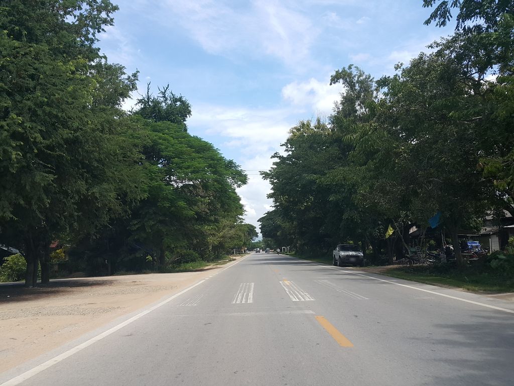 ภาพถนนตรงที่ Little Candles Methodist Church ตั้งอยู่ ถ่ายโดย jrcarlsen พ.ศ. 2558 (2015) · A street-level view of where Little Candles Methodist Church stands, by jrcarlsen in 2558 (2015)