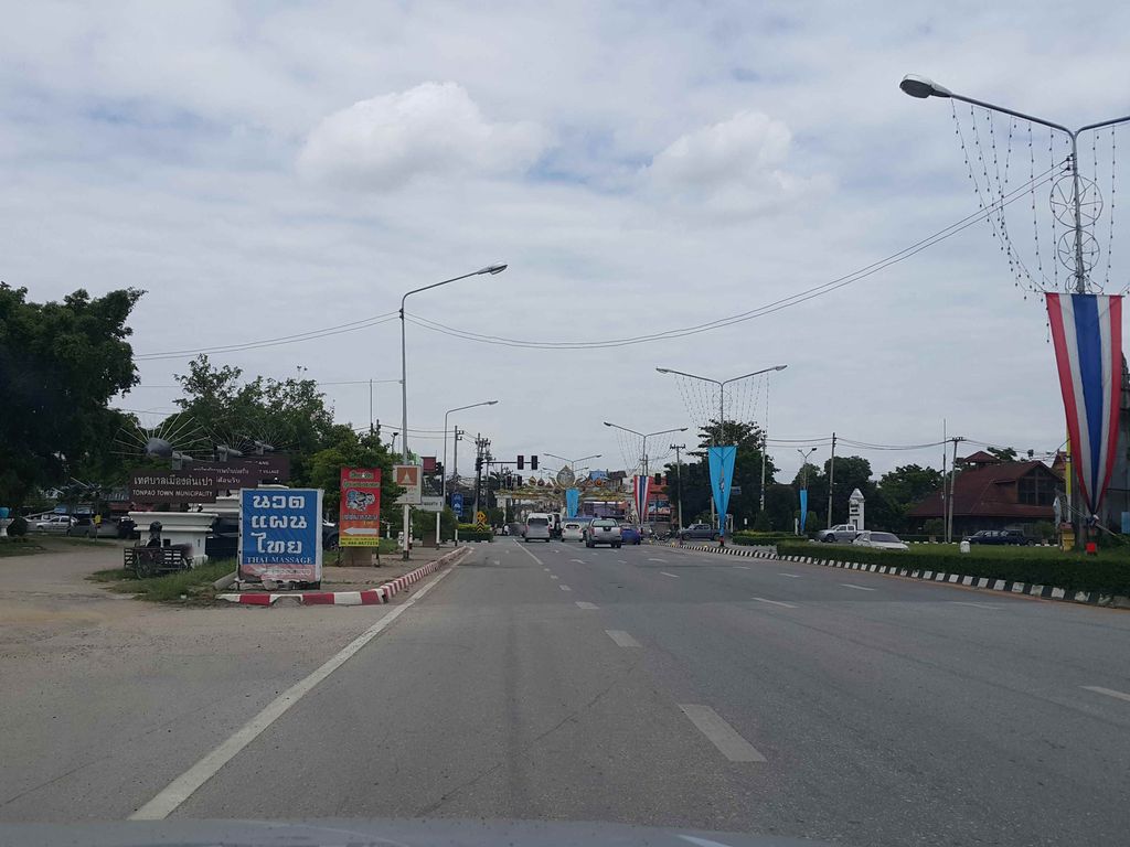 ภาพถนนตรงที่ เตี๋ยวเป็ดขัวส้ม ตั้งอยู่ ถ่ายโดย jrcarlsen พ.ศ. 2558 (2015) · A street-level view of where เตี๋ยวเป็ดขัวส้ม · Tiao Pet Khua Som stands, by jrcarlsen in 2558 (2015)