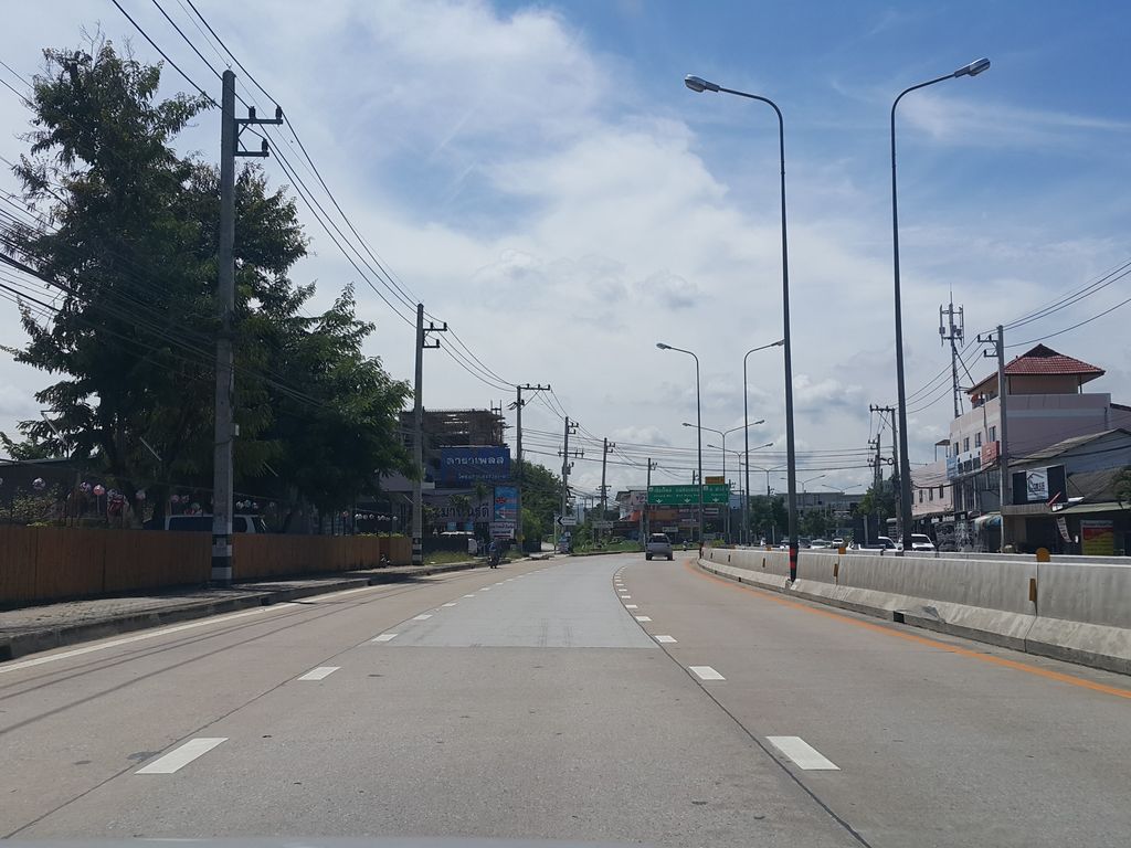 ภาพถนนตรงที่ โกแถมก๋วยเตี๋ยวเรือ ตั้งอยู่ ถ่ายโดย jrcarlsen พ.ศ. 2558 (2015) · A street-level view of where โกแถมก๋วยเตี๋ยวเรือ · Ko Thaem Kuai Tiaoruea stands, by jrcarlsen in 2558 (2015)