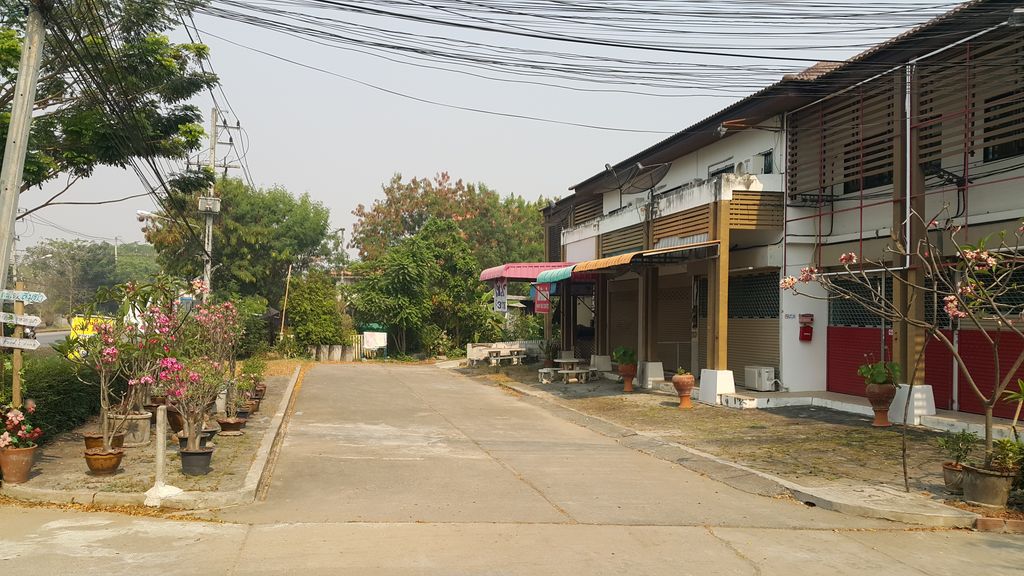 ภาพถนนตรงที่ อลิอันซ์อยุธยา สาขาสันกำแพง ตั้งอยู่ ถ่ายโดย jrcarlsen พ.ศ. 2560 (2017) · A street-level view of where อลิอันซ์อยุธยา สาขาสันกำแพง · Allianz Yutya Sakha San Kamphaeng stands, by jrcarlsen in 2560 (2017)