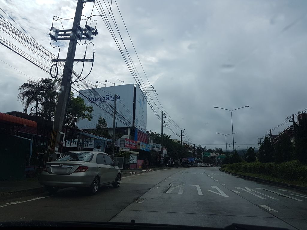 ภาพถนนตรงที่ ร้านลับเเลข้าวแกงรสเด็ด ตั้งอยู่ ถ่ายโดย ekkarin พ.ศ. 2561 (2018) · A street-level view of where ร้านลับเเลข้าวแกงรสเด็ด · Ran Lap Le Khaokaeng Rotdet stands, by ekkarin in 2561 (2018)