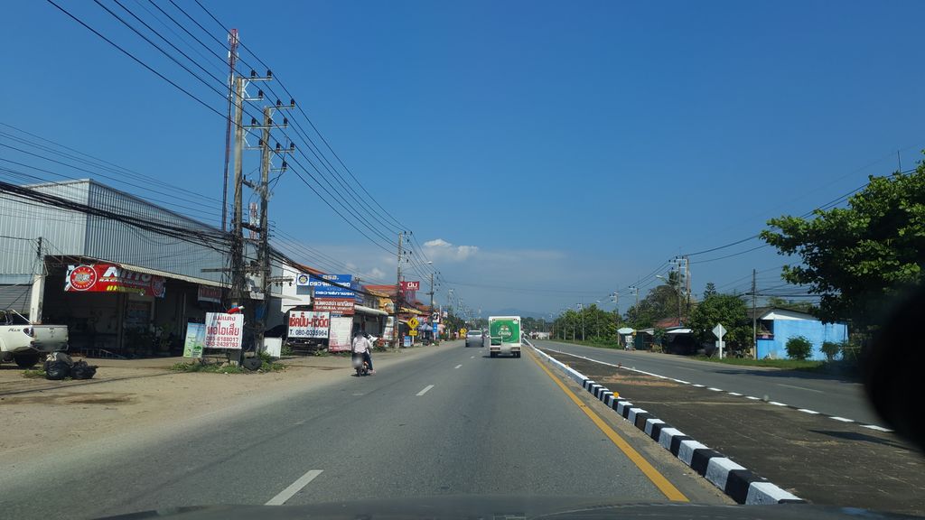 ภาพถนนตรงที่ มิตรออโต้ซาวด์ ตั้งอยู่ ถ่ายโดย jrcarlsen พ.ศ. 2562 (2019) · A street-level view of where มิตรออโต้ซาวด์ · Mit Auto Sound stands, by jrcarlsen in 2562 (2019)