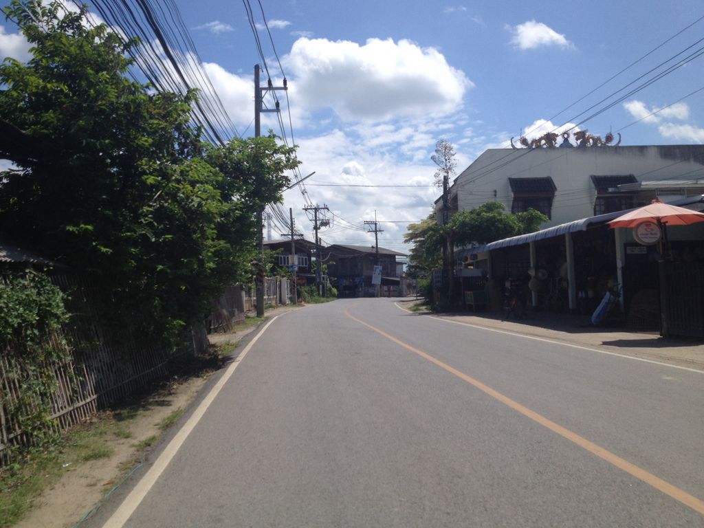 ภาพถนนตรงที่ กาแฟชื่นใจ ตั้งอยู่ ถ่ายโดย jimwatana พ.ศ. 2558 (2015) · A street-level view of where กาแฟชื่นใจ · Kafaechuenchai stands, by jimwatana in 2558 (2015)