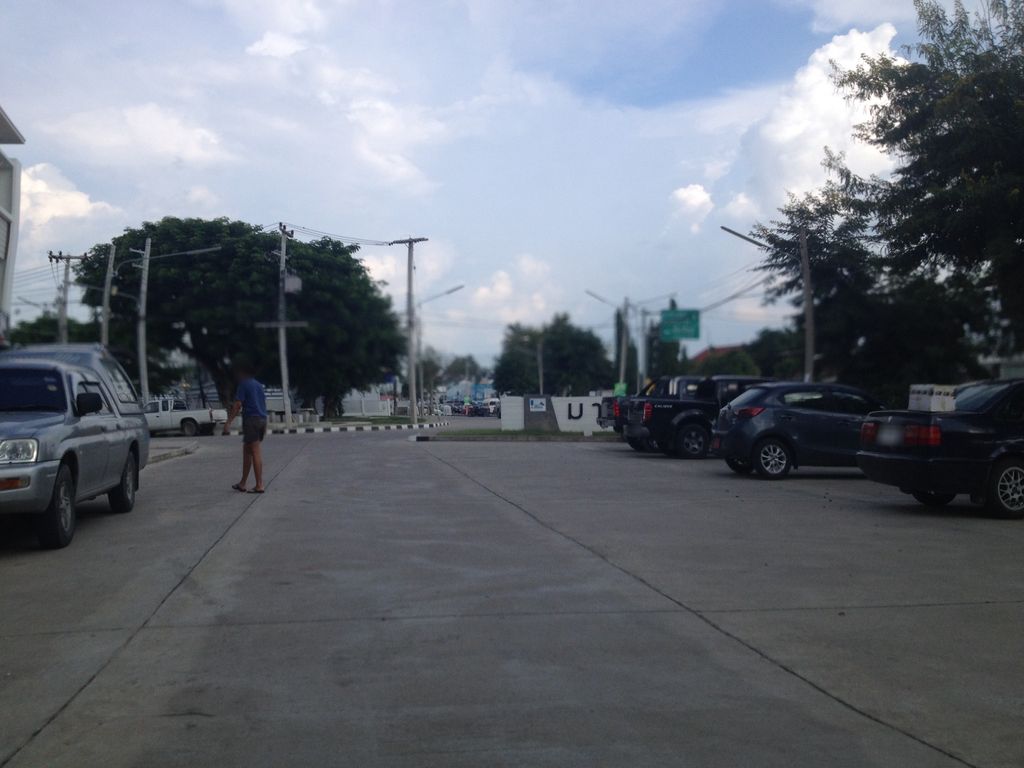 ภาพถนนตรงที่ ASDA Wellness Center ตั้งอยู่ ถ่ายโดย jimwatana พ.ศ. 2558 (2015) · A street-level view of where ASDA Wellness Center stands, by jimwatana in 2558 (2015)