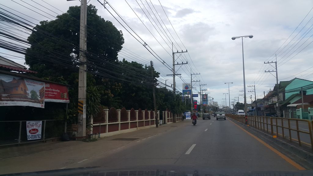 ภาพถนนตรงที่ Taylor cutz ตั้งอยู่ ถ่ายโดย jrcarlsen พ.ศ. 2560 (2017) · A street-level view of where Taylor cutz stands, by jrcarlsen in 2560 (2017)