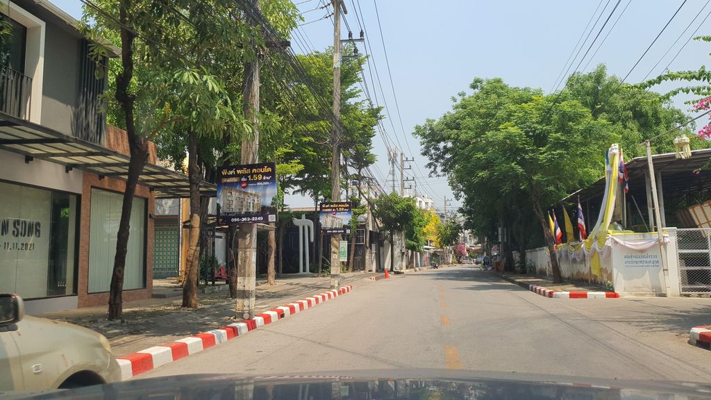 ภาพถนนตรงที่ งานช่างแขวงเม็งราย ตั้งอยู่ ถ่ายโดย jrcarlsen พ.ศ. 2565 (2022) · A street-level view of where งานช่างแขวงเม็งราย · Nganchang Khwaengmengrai stands, by jrcarlsen in 2565 (2022)