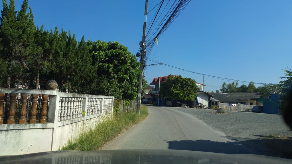 ภาพถนนตรงที่ บ้านโบราณ สุพรรณสารภี ตั้งอยู่ ถ่ายโดย jrcarlsen พ.ศ. 2562 (2019) · A street-level view of where บ้านโบราณ สุพรรณสารภี · Ban Brona Suphraronsanphi stands, by jrcarlsen in 2562 (2019)