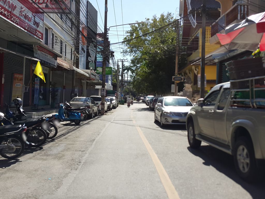 ภาพถนนตรงที่ Chiangmai Cadet Center ตั้งอยู่ ถ่ายโดย jrcarlsen พ.ศ. 2558 (2015) · A street-level view of where Chiangmai Cadet Center stands, by jrcarlsen in 2558 (2015)