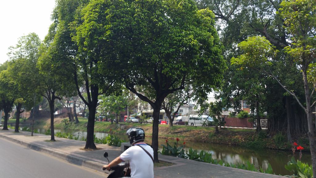 ภาพถนนตรงที่ โรตารี่ ออโต้แอร์ ตั้งอยู่ ถ่ายโดย jrcarlsen พ.ศ. 2560 (2017) · A street-level view of where โรตารี่ ออโต้แอร์ · Rotari Auto Air stands, by jrcarlsen in 2560 (2017)