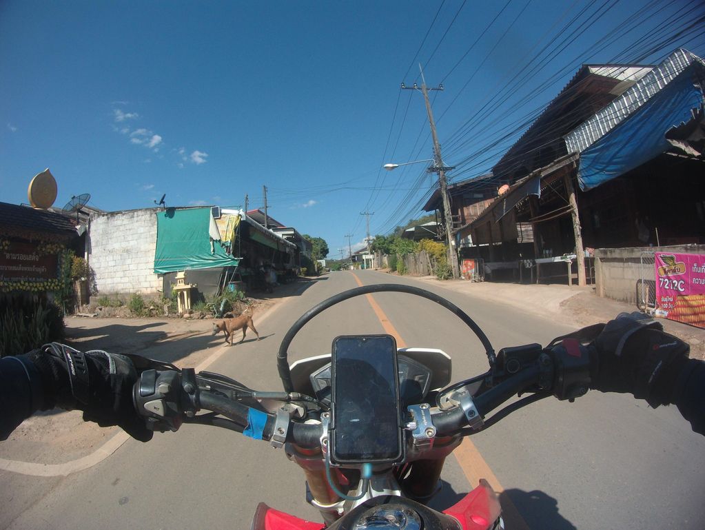 ภาพถนนตรงที่ วัดแม่นาจร ตั้งอยู่ ถ่ายโดย julcnx พ.ศ. 2566 (2023) · A street-level view of where วัดแม่นาจร · Wat Mae Na Chon stands, by julcnx in 2566 (2023)