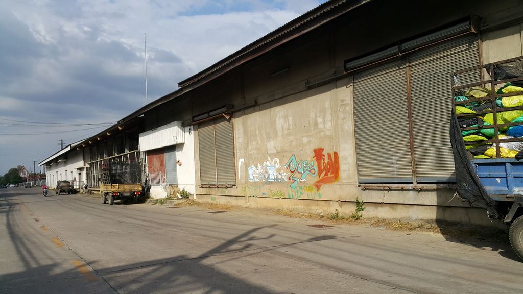 ภาพถนนตรงที่ The_oldtale ตั้งอยู่ ถ่ายโดย jrcarlsen พ.ศ. 2559 (2016) · A street-level view of where The_oldtale stands, by jrcarlsen in 2559 (2016)