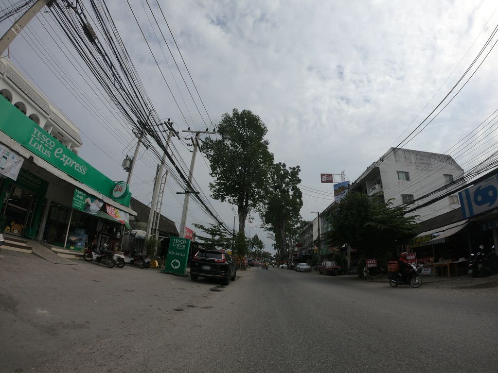 ภาพถนนตรงที่ มิราเคิล คอฟฟี่ โลตัสยางเนิ้ง สารภี ตั้งอยู่ ถ่ายโดย chanuwath_grab พ.ศ. 2562 (2019) · A street-level view of where มิราเคิล คอฟฟี่ โลตัสยางเนิ้ง สารภี · Mirakhoen Coffee Lotus Yangnoeng Saraphi stands, by chanuwath_grab in 2562 (2019)