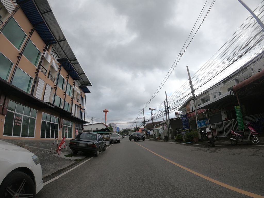 ภาพถนนตรงที่ Tanmonkey Coffee ตั้งอยู่ ถ่ายโดย chanuwath_grab พ.ศ. 2562 (2019) · A street-level view of where Tanmonkey Coffee stands, by chanuwath_grab in 2562 (2019)