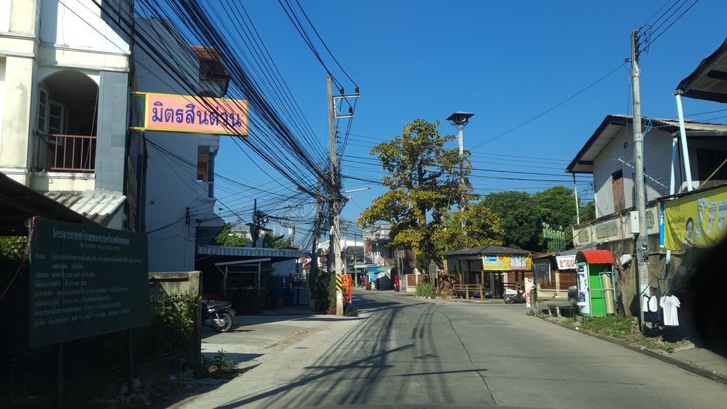 ภาพถนนตรงที่ ร้านหน้าถัง ตั้งอยู่ ถ่ายโดย jrcarlsen พ.ศ. 2562 (2019) · A street-level view of where ร้านหน้าถัง · Ran Na Thang stands, by jrcarlsen in 2562 (2019)