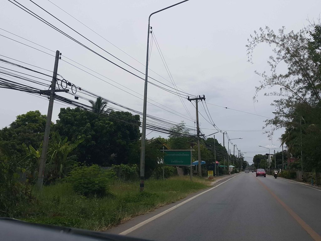 ภาพถนนตรงที่ Kamtui Grill แก้มตุ้ยปิ้งย่าง ตั้งอยู่ ถ่ายโดย jrcarlsen พ.ศ. 2558 (2015) · A street-level view of where Kamtui Grill แก้มตุ้ยปิ้งย่าง stands, by jrcarlsen in 2558 (2015)
