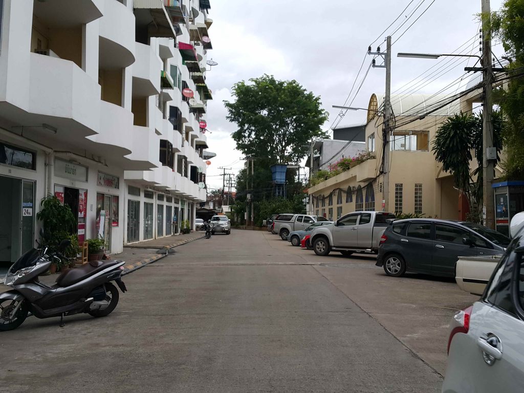 ภาพถนนตรงที่ กาแฟบ้านป้า ตั้งอยู่ ถ่ายโดย jrcarlsen พ.ศ. 2558 (2015) · A street-level view of where กาแฟบ้านป้า · Kafaebanpa stands, by jrcarlsen in 2558 (2015)