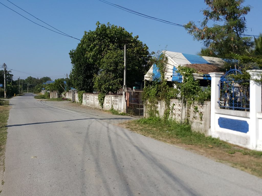ภาพถนนตรงที่ เอแอลโมบาย ตั้งอยู่ ถ่ายโดย jrcarlsen พ.ศ. 2558 (2015) · A street-level view of where เอแอลโมบาย · A Aen Mobile stands, by jrcarlsen in 2558 (2015)