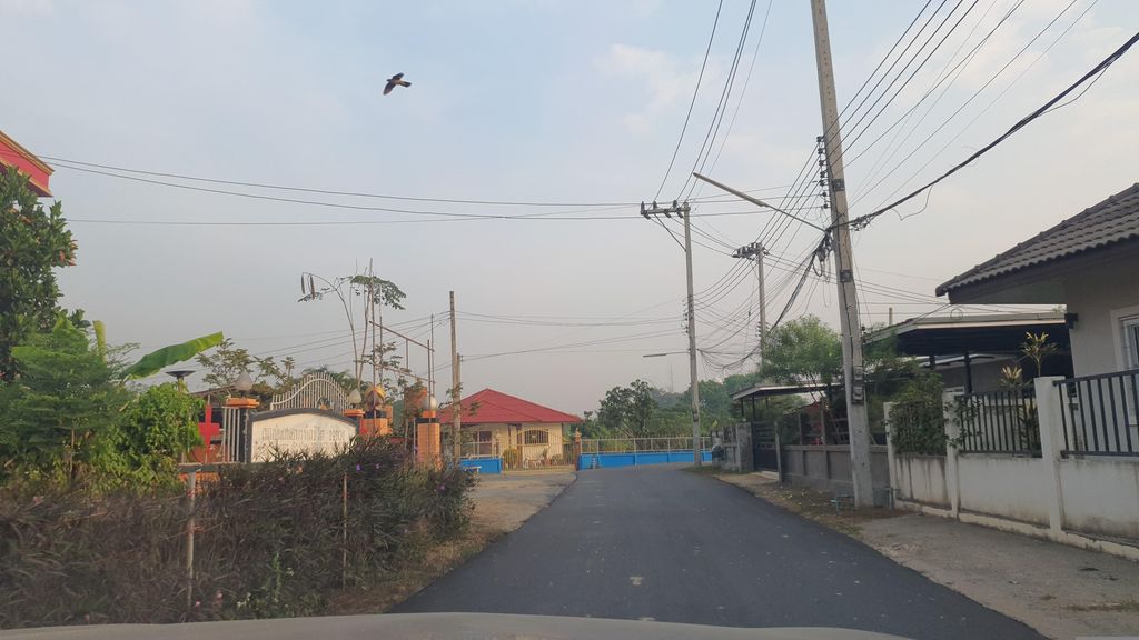 ภาพถนนตรงที่ บ้านตำหนัก สารภี ตั้งอยู่ ถ่ายโดย jrcarlsen พ.ศ. 2566 (2023) · A street-level view of where บ้านตำหนัก สารภี · Ban Tamnak Saraphi stands, by jrcarlsen in 2566 (2023)