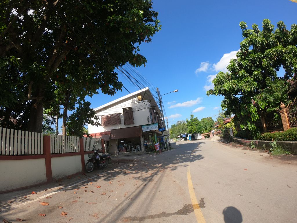 ภาพถนนตรงที่ ลาบขมสมบูรณ์ ตั้งอยู่ ถ่ายโดย chanuwath_grab พ.ศ. 2562 (2019) · A street-level view of where ลาบขมสมบูรณ์ · Lapkhamasombun stands, by chanuwath_grab in 2562 (2019)
