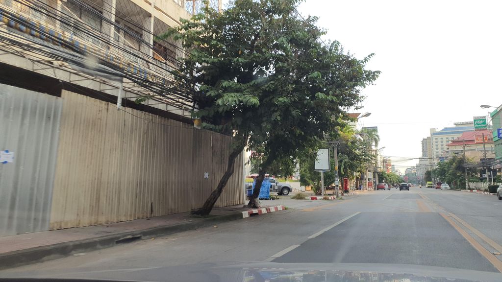 ภาพถนนตรงที่ ซะป๊ะ ชุดว่ายน้ำ  เชียงใหม่ ตั้งอยู่ ถ่ายโดย jrcarlsen พ.ศ. 2564 (2021) · A street-level view of where ซะป๊ะ ชุดว่ายน้ำ  เชียงใหม่ · Sapa Chutwainam Chiang Mai stands, by jrcarlsen in 2564 (2021)