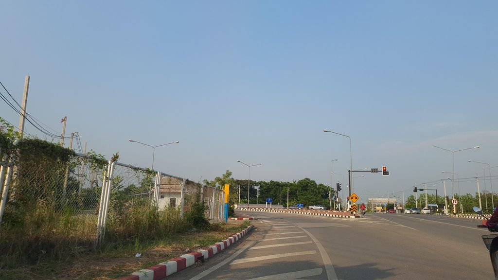 ภาพถนนตรงที่ ม่อนมาลีคอฟฟี่ ตั้งอยู่ ถ่ายโดย jrcarlsen พ.ศ. 2565 (2022) · A street-level view of where ม่อนมาลีคอฟฟี่ · Mon Mali Coffee stands, by jrcarlsen in 2565 (2022)