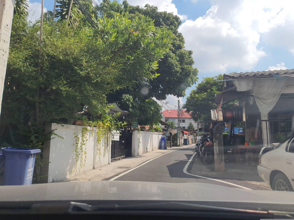 ภาพถนนตรงที่ หอพัก One Smart Place ตั้งอยู่ ถ่ายโดย jrcarlsen พ.ศ. 2566 (2023) · A street-level view of where หอพัก One Smart Place stands, by jrcarlsen in 2566 (2023)