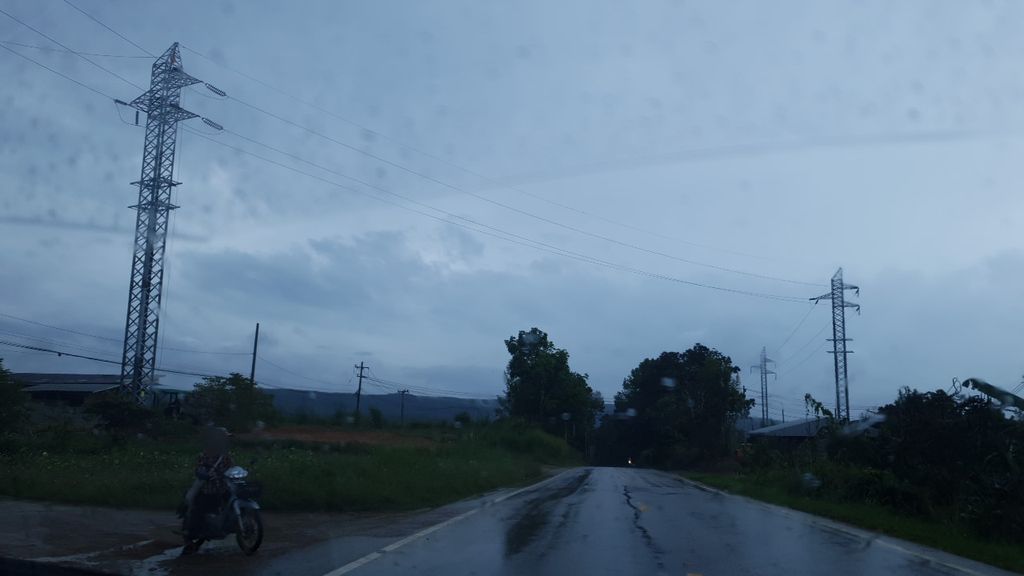 ภาพถนนตรงที่ ร้าน ถูกดี ทุ่งสน วิลเลจ ตั้งอยู่ ถ่ายโดย silamanee พ.ศ. 2561 (2018) · A street-level view of where ร้าน ถูกดี ทุ่งสน วิลเลจ · Ran Thukdi Thung Son Village stands, by silamanee in 2561 (2018)