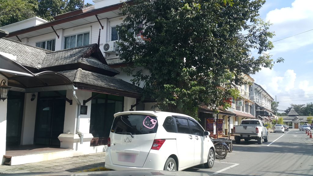ภาพถนนตรงที่ PharmaONE ตั้งอยู่ ถ่ายโดย jrcarlsen พ.ศ. 2561 (2018) · A street-level view of where PharmaONE stands, by jrcarlsen in 2561 (2018)