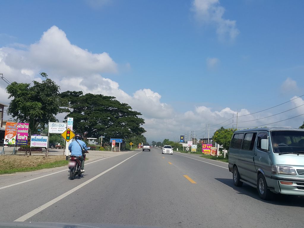 ภาพถนนตรงที่ เฮงมั่งมี ออโต้ ตั้งอยู่ ถ่ายโดย jrcarlsen พ.ศ. 2558 (2015) · A street-level view of where เฮงมั่งมี ออโต้ · Hengmangmi Auto stands, by jrcarlsen in 2558 (2015)