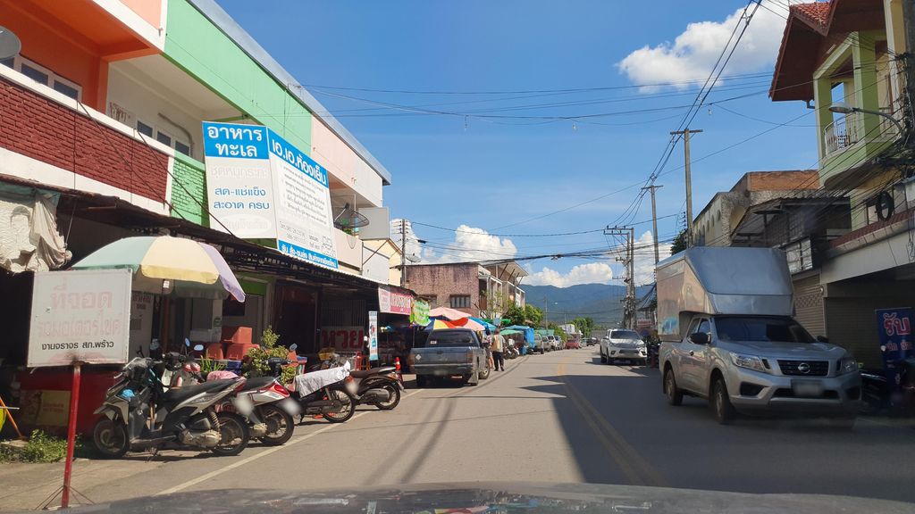 ภาพถนนตรงที่ พร้าวเพิ่มพูน ตั้งอยู่ ถ่ายโดย jrcarlsen พ.ศ. 2564 (2021) · A street-level view of where พร้าวเพิ่มพูน · Phrao Phoemphun stands, by jrcarlsen in 2564 (2021)