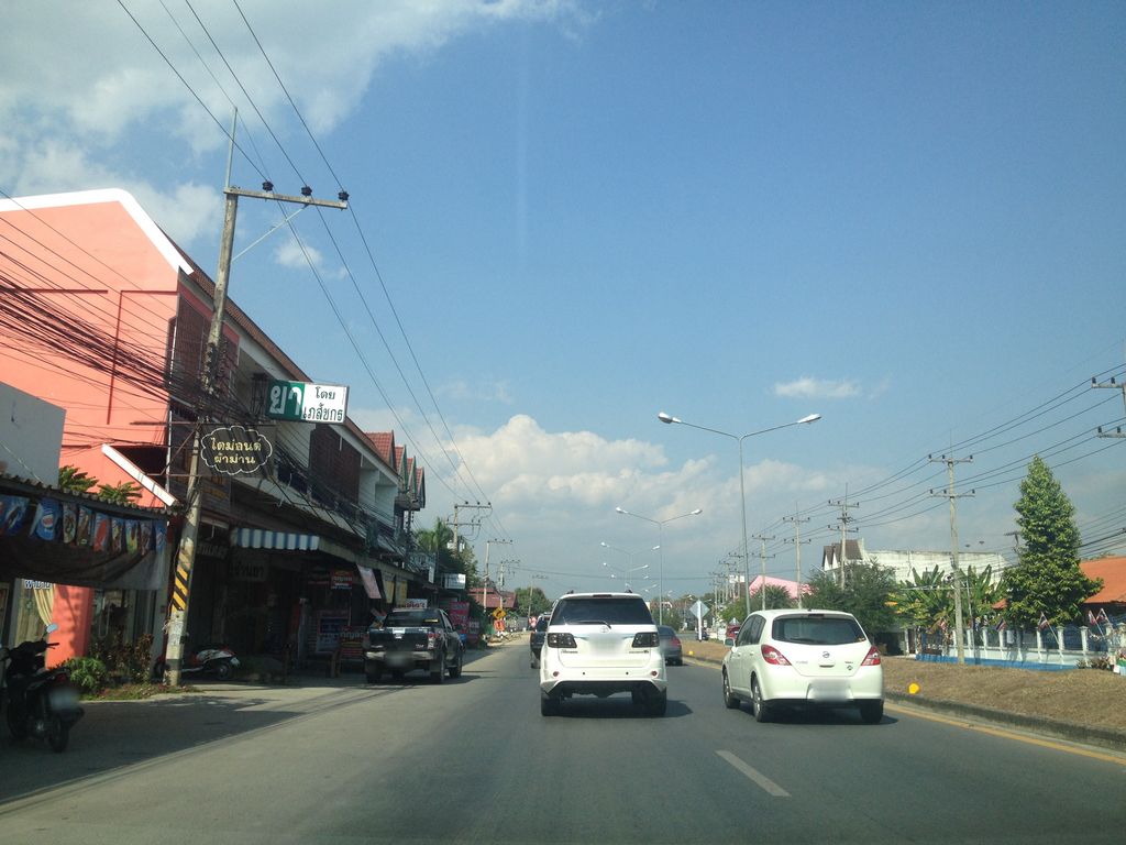 ภาพถนนตรงที่ KruClubสาขาสันป่าตอง ตั้งอยู่ ถ่ายโดย jimwatana พ.ศ. 2558 (2015) · A street-level view of where KruClubสาขาสันป่าตอง stands, by jimwatana in 2558 (2015)