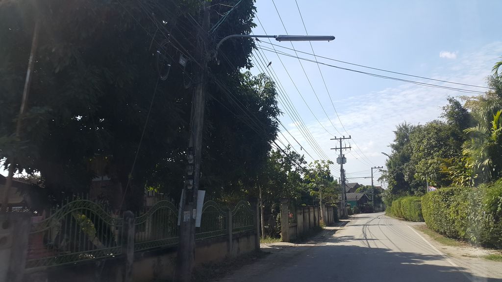 ภาพถนนตรงที่ ผ้าม่านแหลมทอง สาขาสันกำแพง ตั้งอยู่ ถ่ายโดย jrcarlsen พ.ศ. 2560 (2017) · A street-level view of where ผ้าม่านแหลมทอง สาขาสันกำแพง · Phaman Laemthong Sakha San Kamphaeng stands, by jrcarlsen in 2560 (2017)