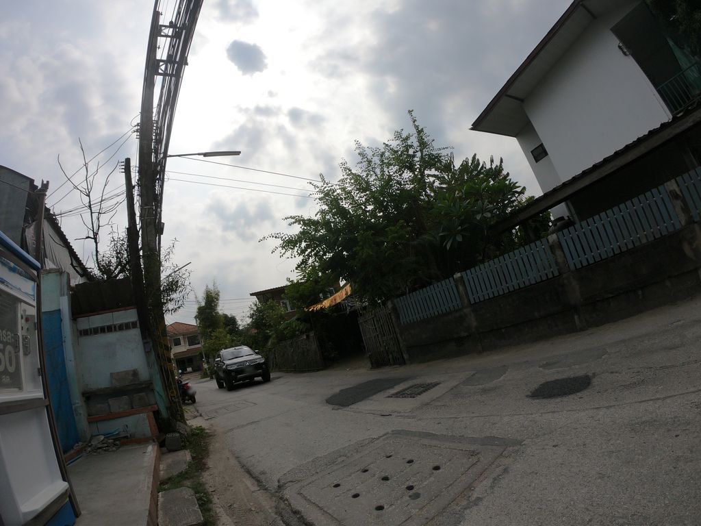 ภาพถนนตรงที่ บ้านรักษ์ยา ตั้งอยู่ ถ่ายโดย chanuwath_grab พ.ศ. 2562 (2019) · A street-level view of where บ้านรักษ์ยา · Ban Rak Ya stands, by chanuwath_grab in 2562 (2019)