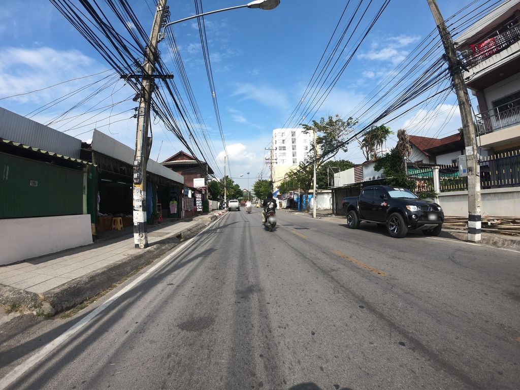 ภาพถนนตรงที่ Shuang café ตั้งอยู่ ถ่ายโดย chanuwath_grab พ.ศ. 2562 (2019) · A street-level view of where Shuang café stands, by chanuwath_grab in 2562 (2019)