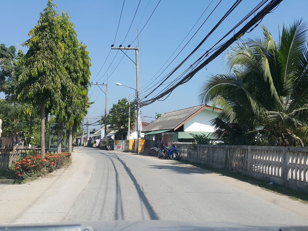ภาพถนนตรงที่ กระหายชา ตั้งอยู่ ถ่ายโดย jrcarlsen พ.ศ. 2557 (2014) · A street-level view of where กระหายชา · Krahaicha stands, by jrcarlsen in 2557 (2014)
