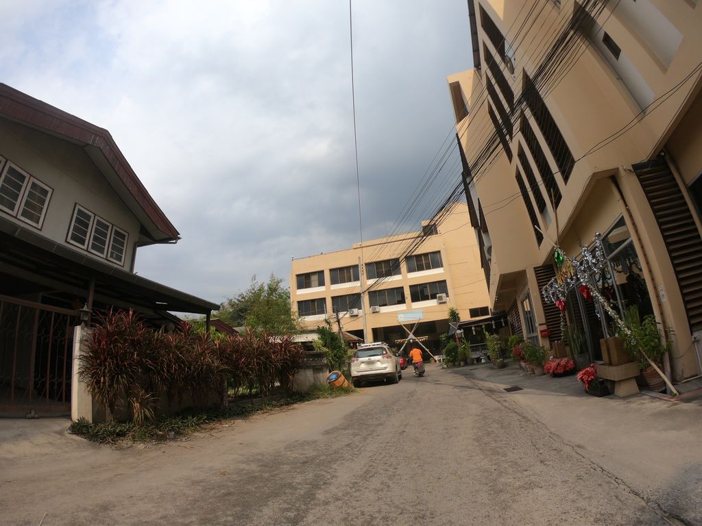 ภาพถนนตรงที่ Bulls' Cafe ตั้งอยู่ ถ่ายโดย chanuwath_grab พ.ศ. 2562 (2019) · A street-level view of where Bulls' Cafe stands, by chanuwath_grab in 2562 (2019)