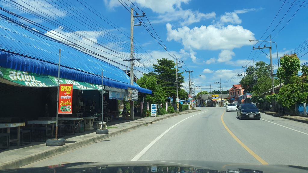 ภาพถนนตรงที่ ร้านลาบขม แปดเหลี่ยมเบียร์วุ้น ตั้งอยู่ ถ่ายโดย jrcarlsen พ.ศ. 2564 (2021) · A street-level view of where ร้านลาบขม แปดเหลี่ยมเบียร์วุ้น · Ran Lapkhom Paetliam Beer Wun stands, by jrcarlsen in 2564 (2021)