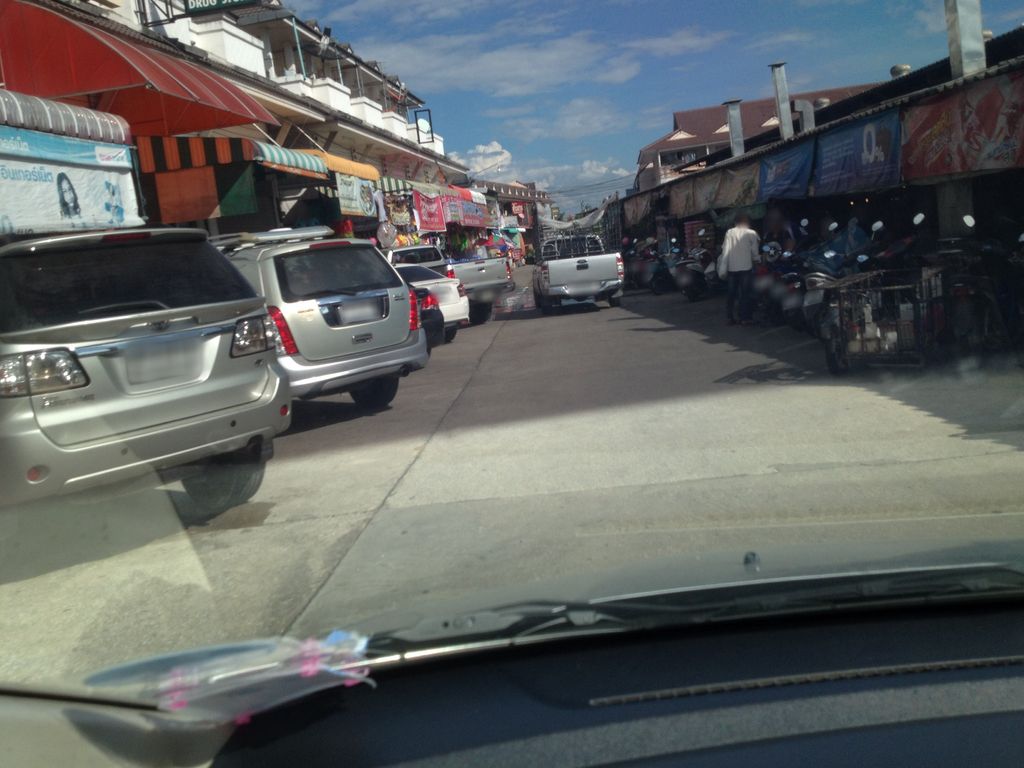 ภาพถนนตรงที่ Very Market จำหน่ายทุกอย่าง ตั้งอยู่ ถ่ายโดย jimwatana พ.ศ. 2558 (2015) · A street-level view of where Very Market จำหน่ายทุกอย่าง stands, by jimwatana in 2558 (2015)